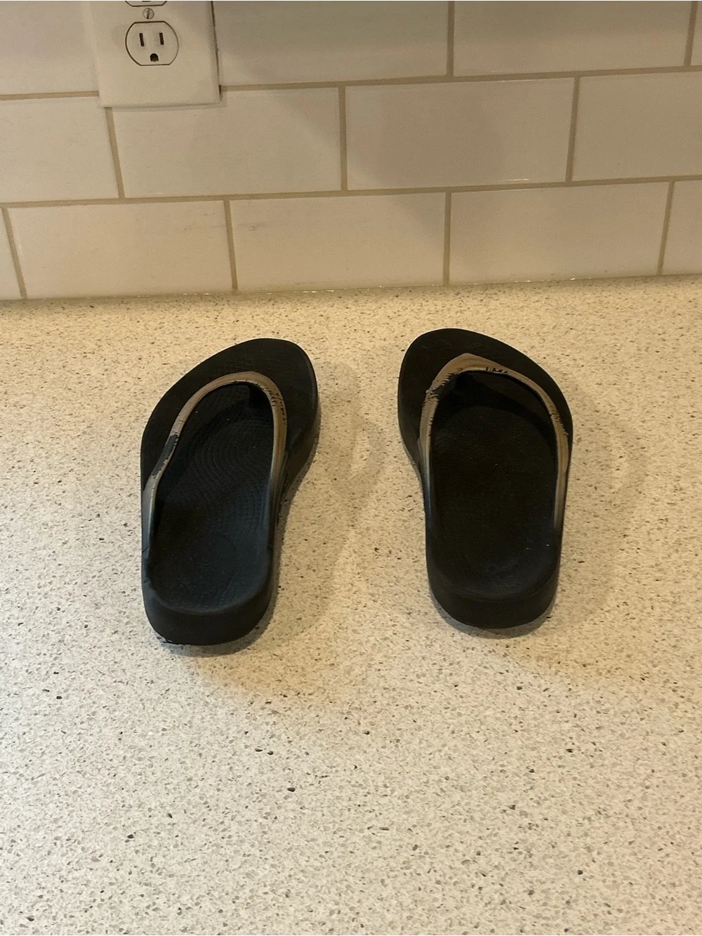 Women’s Black and Gold Thong Sandal, Size 7